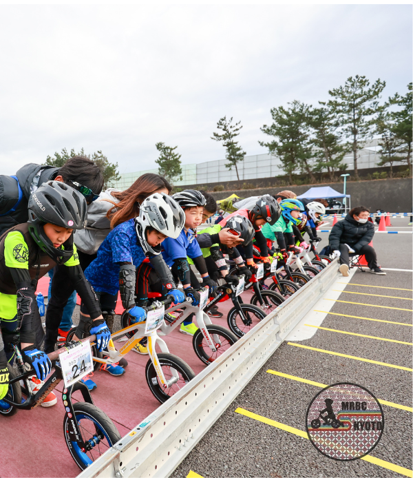 ランバイクを走る子ども達のスタート