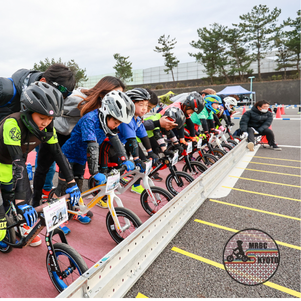 ランバイクを走る子ども達のスタート